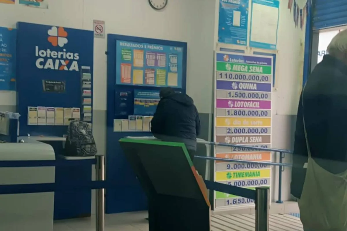 Imagem mostra o detalhe preocupante: a mochila abandonada em um ponto cego da lotérica