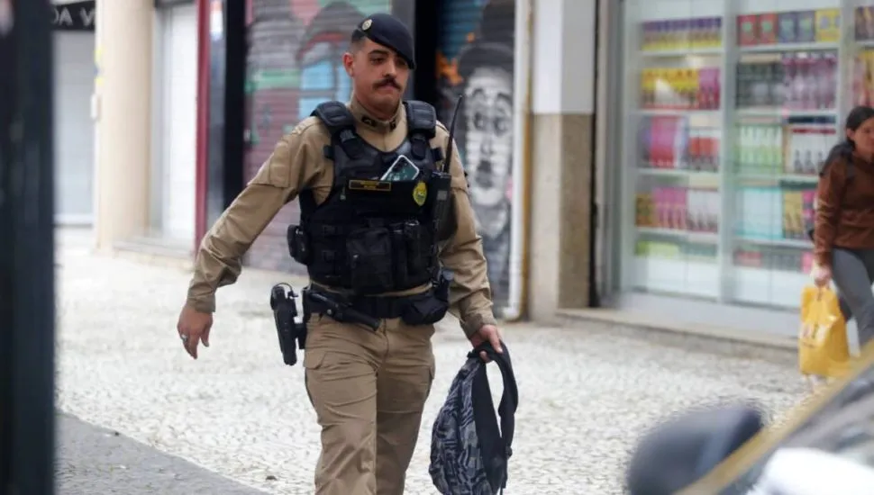 Mochila foi recolhida após uma minuciosa averiguação do esquadrão antibomba.