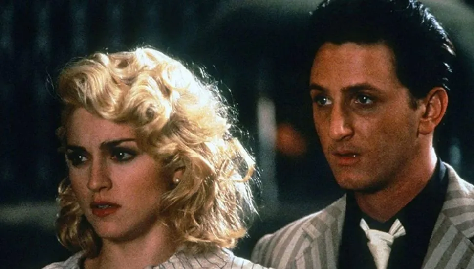 Cena do filme Supresa de Shanghai em que mostra Madona e o ator Sean Pean no mesmo quadro