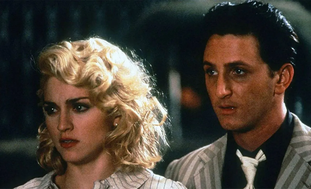 Cena do filme Supresa de Shanghai em que mostra Madona e o ator Sean Pean no mesmo quadro