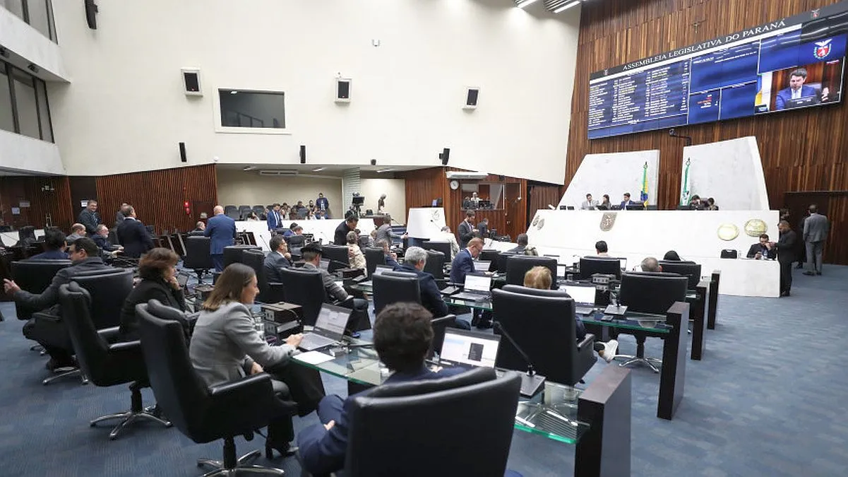 Imagem geral mostra parte do plenário da ALEP, com vários deputados sentados e conversando em seus lugares. Ao fundo a mesa diretora, com painel de votação ao fundo