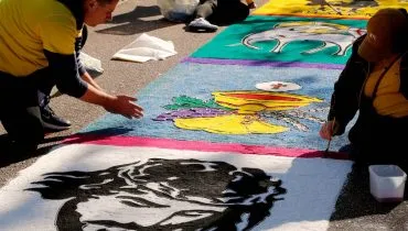 Imagem mostra a tradicional celebração de Corpus Christi, com a confecção de tapetes.