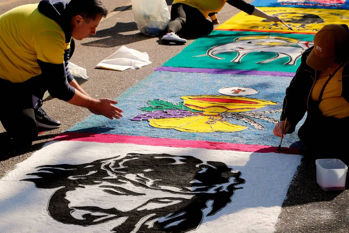 Imagem mostra a tradicional celebração de Corpus Christi, com a confecção de tapetes.