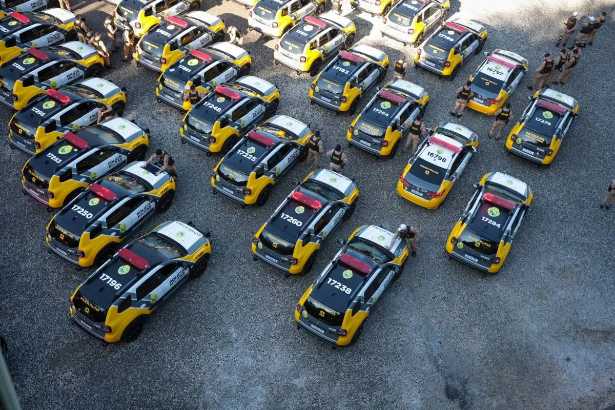 Imagem mostra novas viaturas da PM no Paraná.