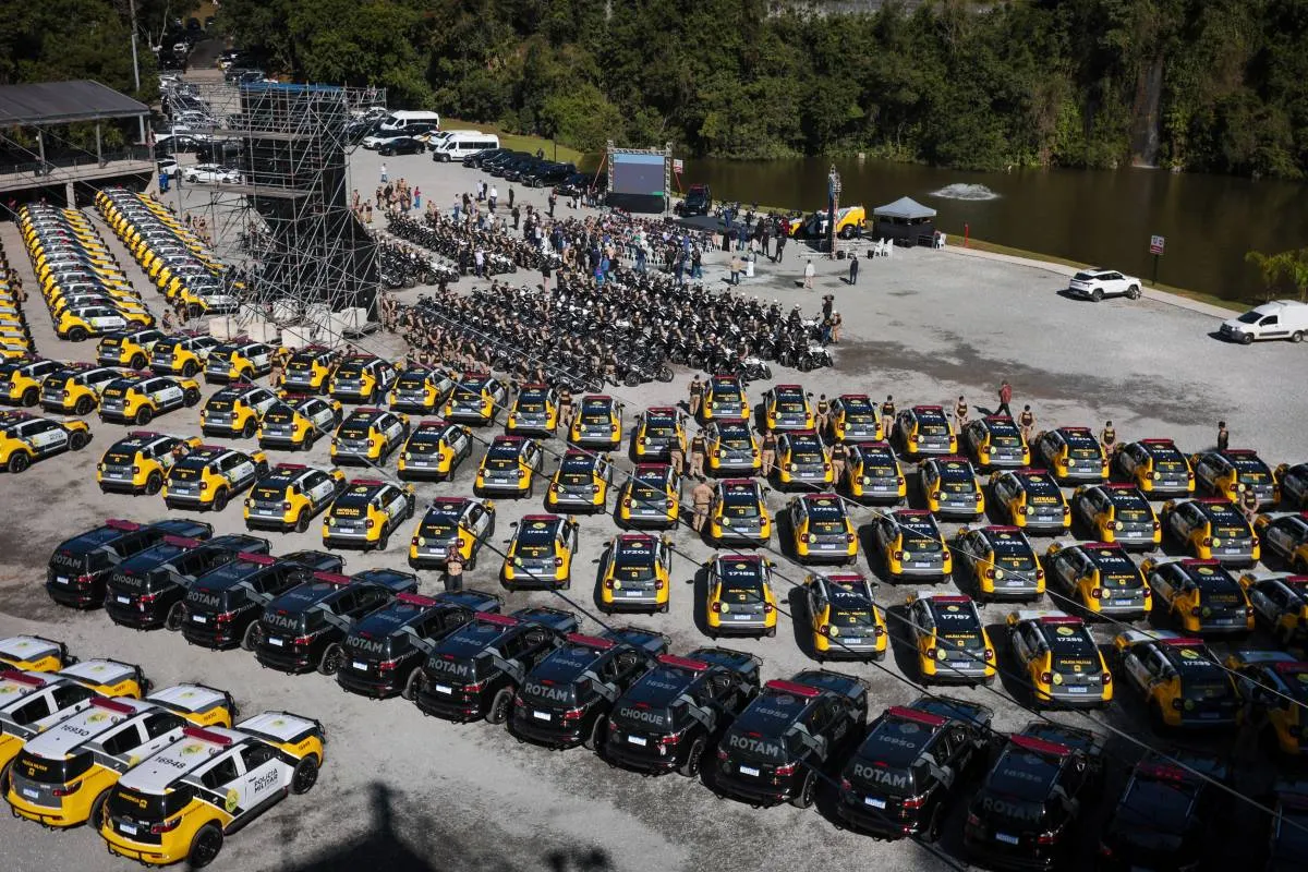 Imagem mostra novas viaturas da PM no Paraná.