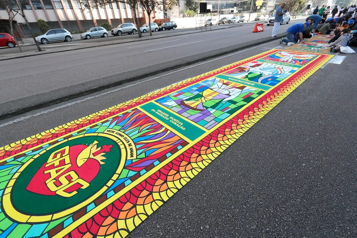 Imagem mostra tapete de Corpus Christi em Curitiba