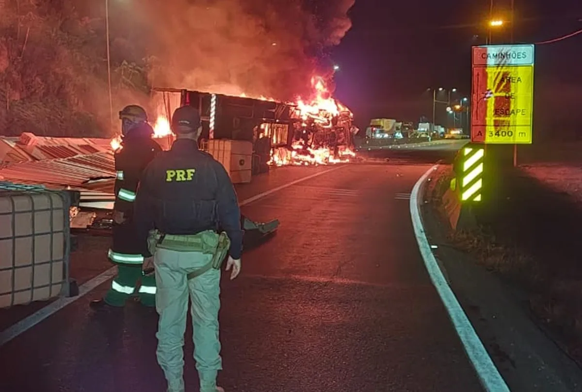 Caminhão pega fogo e interdita BR-376