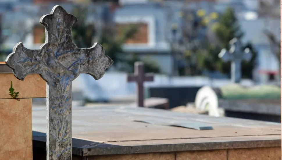 Imagem mostra um detalhe de um cemitério em Curitiba.