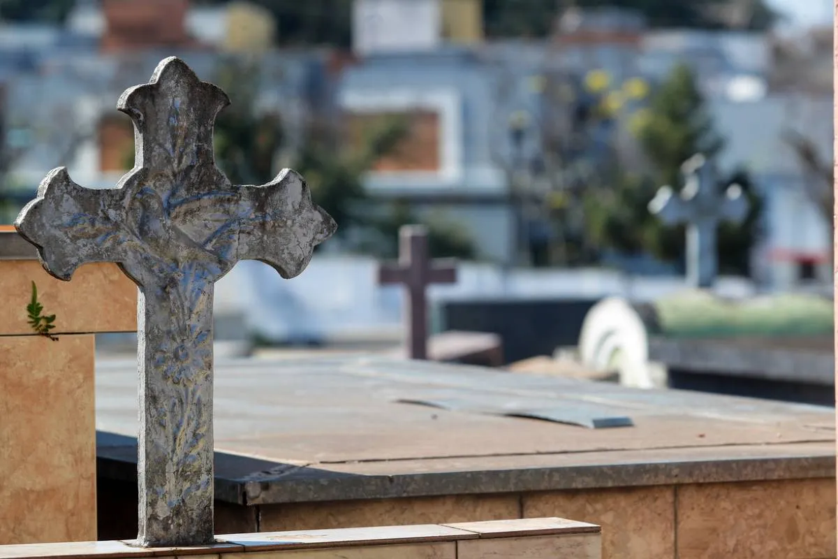Imagem mostra um detalhe de um cemitério em Curitiba.