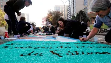 Imagem mostra a confecção dos tradicionais tapetes de Corpus Christi.