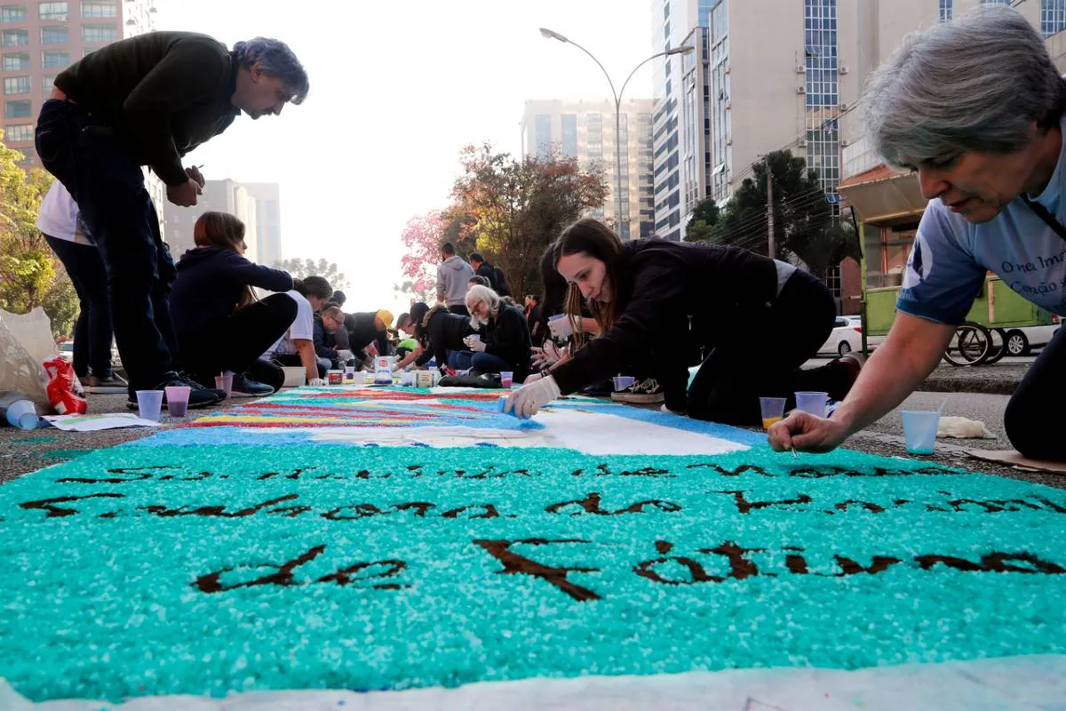 Imagem mostra a confecção dos tradicionais tapetes de Corpus Christi.