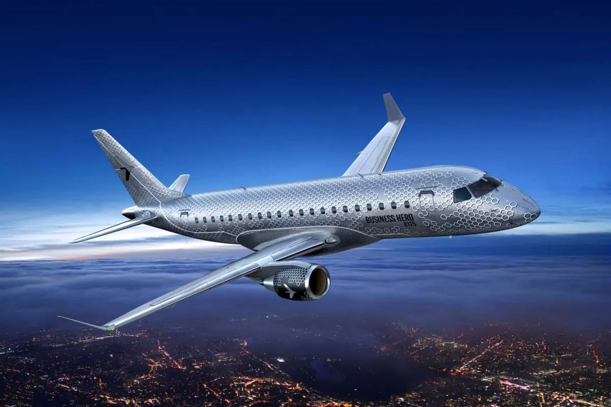 Imagem mostra um avião prata modelo Embraer e175