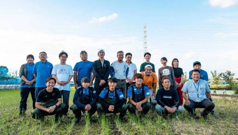 Foto do time de futebol do Japão que vende arroz para ajudar a pagar os custos.