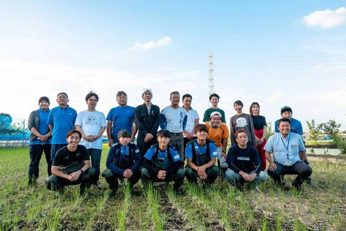 Foto do time de futebol do Japão que vende arroz para ajudar a pagar os custos.