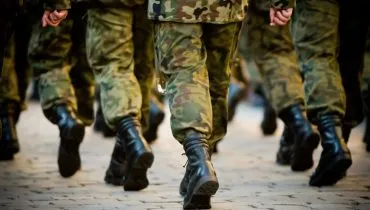 Imagem mostra pessoas com roupas e botas militares