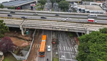 Imagem aérea mostra obras de ampliação do Viaduto do Tarumã