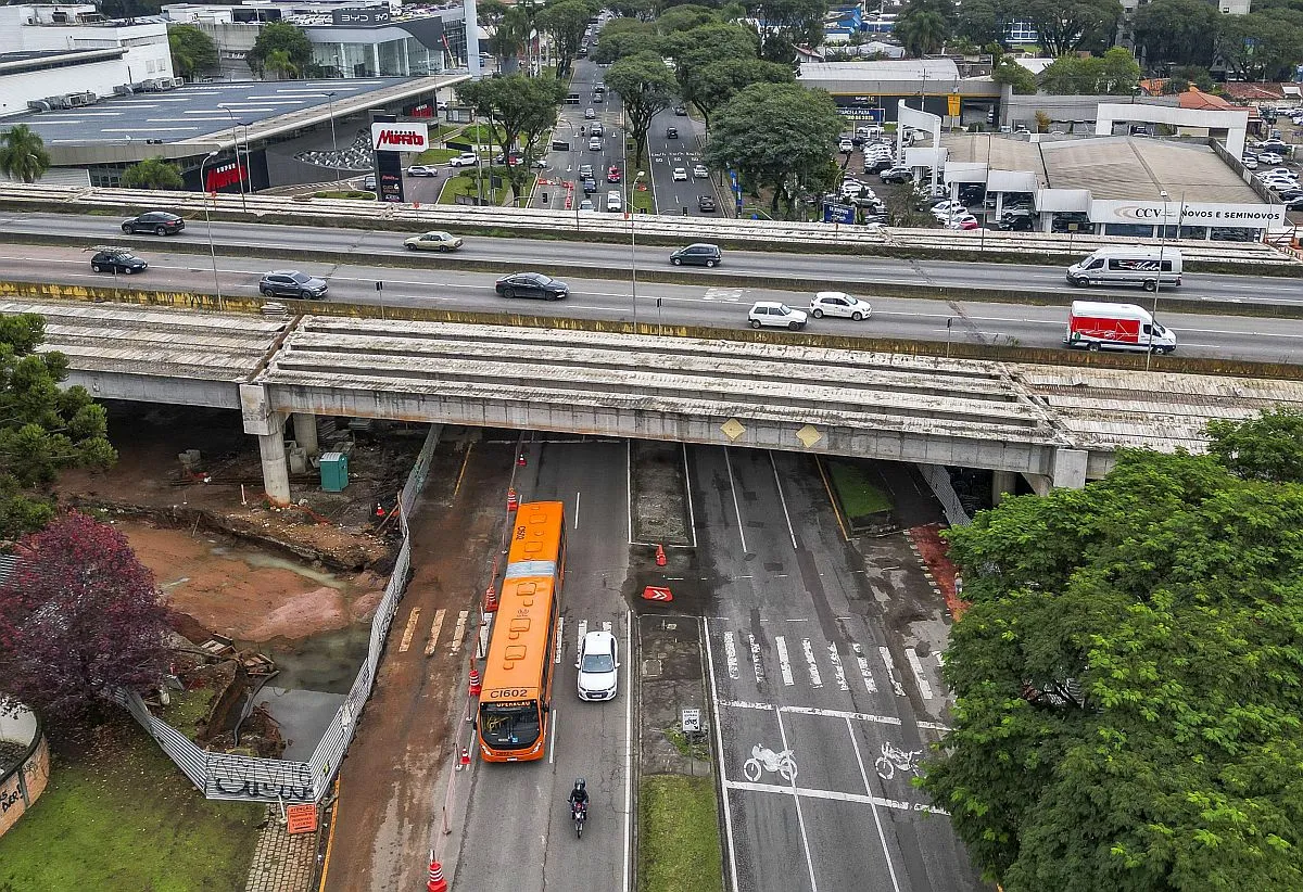 Imagem aérea mostra obras de ampliação do Viaduto do Tarumã