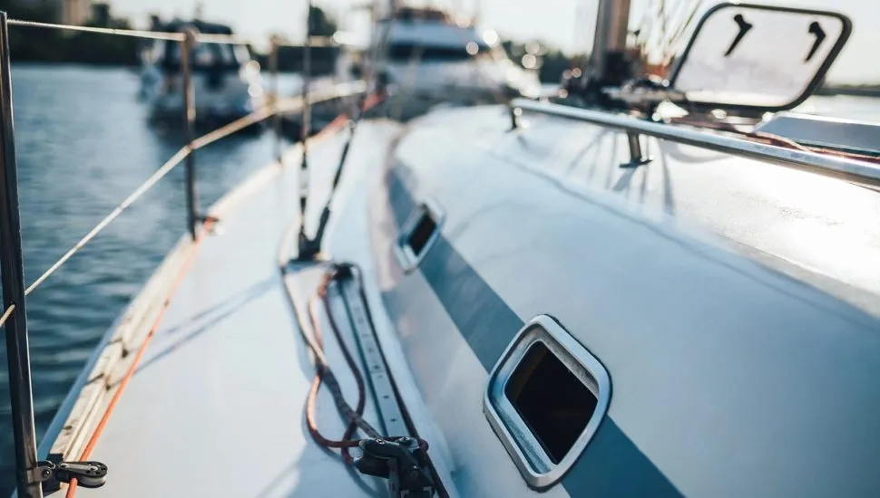 Imagem mostra pedaço de iate