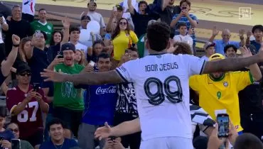 Igor Jesus do Botafogo comemora com a torcia o gol no PSG.