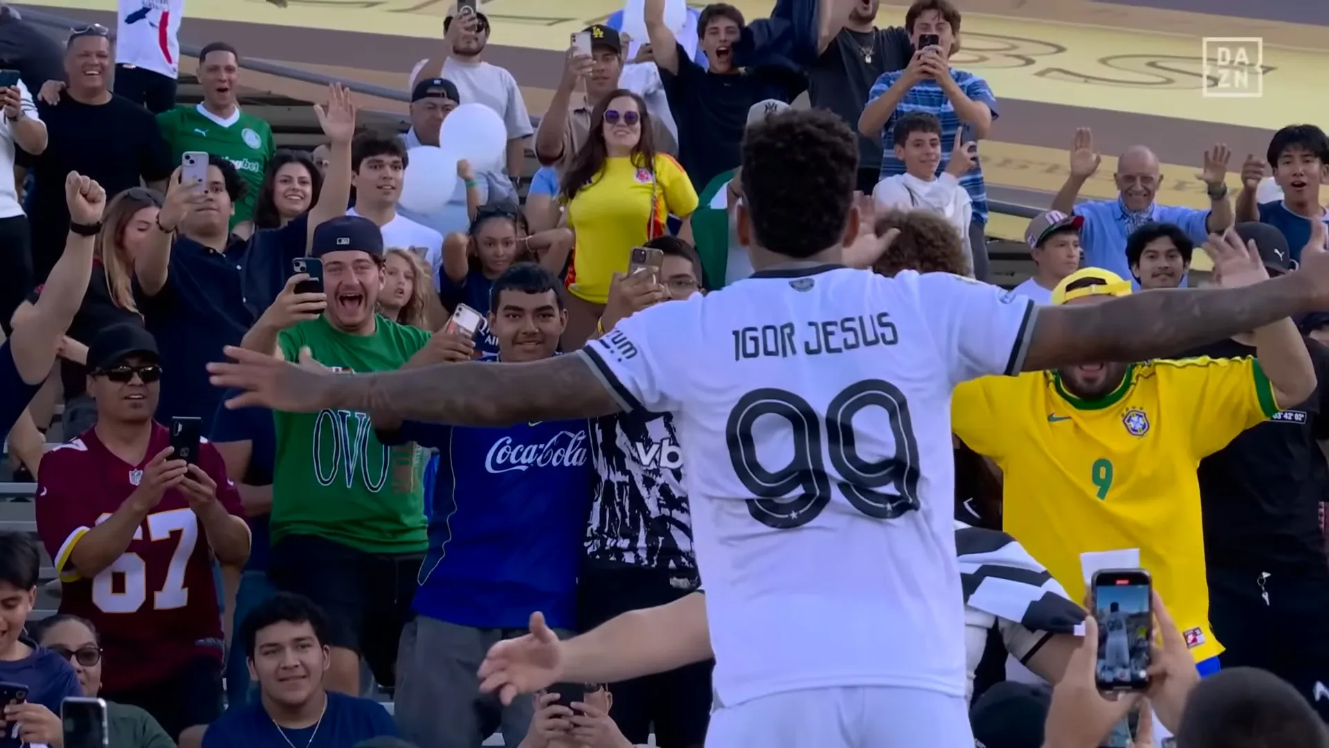 Igor Jesus do Botafogo comemora com a torcia o gol no PSG.
