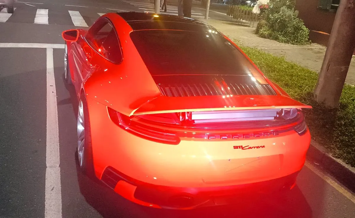 imagem mostra um porsche parado nas ruas de Curitiba