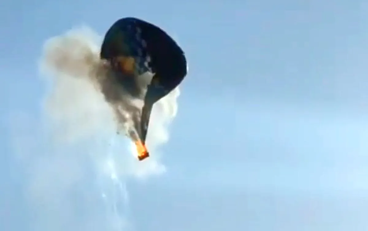 Imagem mostra balão em chamas e de despedaçando no ar durante queda livre.