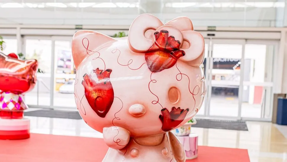 Imagem mostra uma das esculturas da Hello Kitty no shopping dão josé
