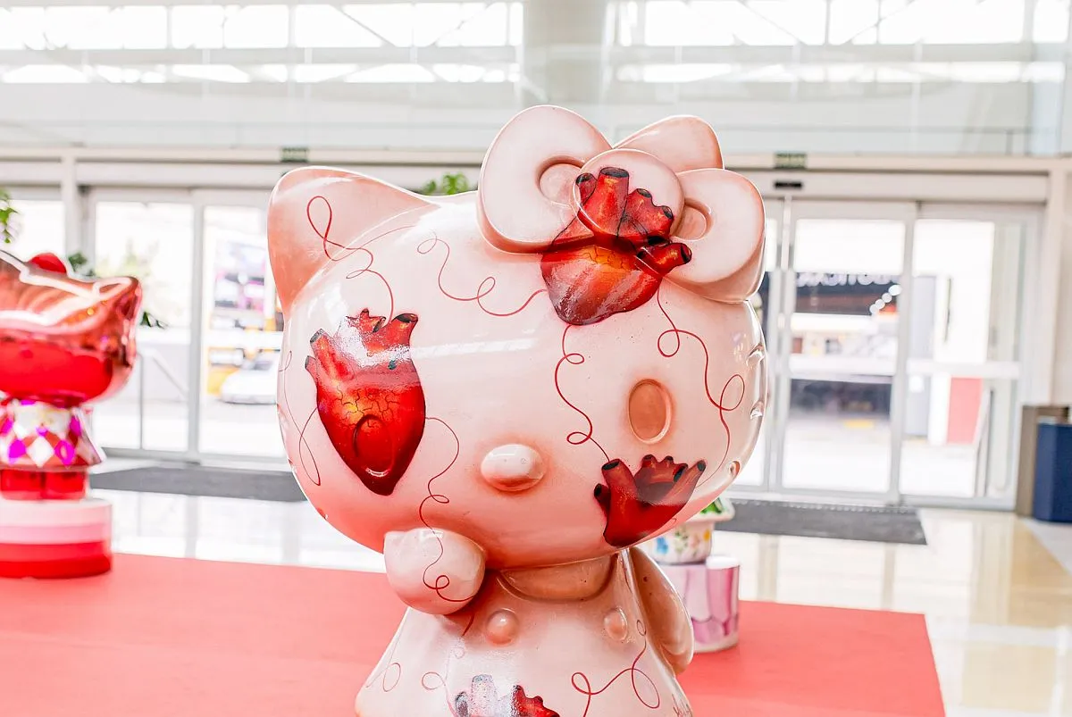 Imagem mostra uma das esculturas da Hello Kitty no shopping dão josé