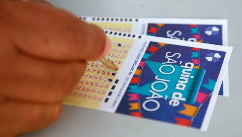 Imagem mostra um apostador jogando na Quina de São João 2025