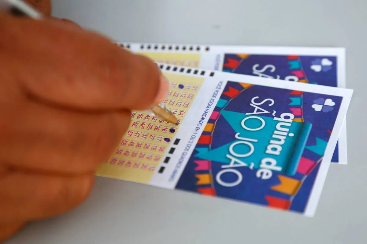 Imagem mostra um apostador jogando na Quina de São João 2025