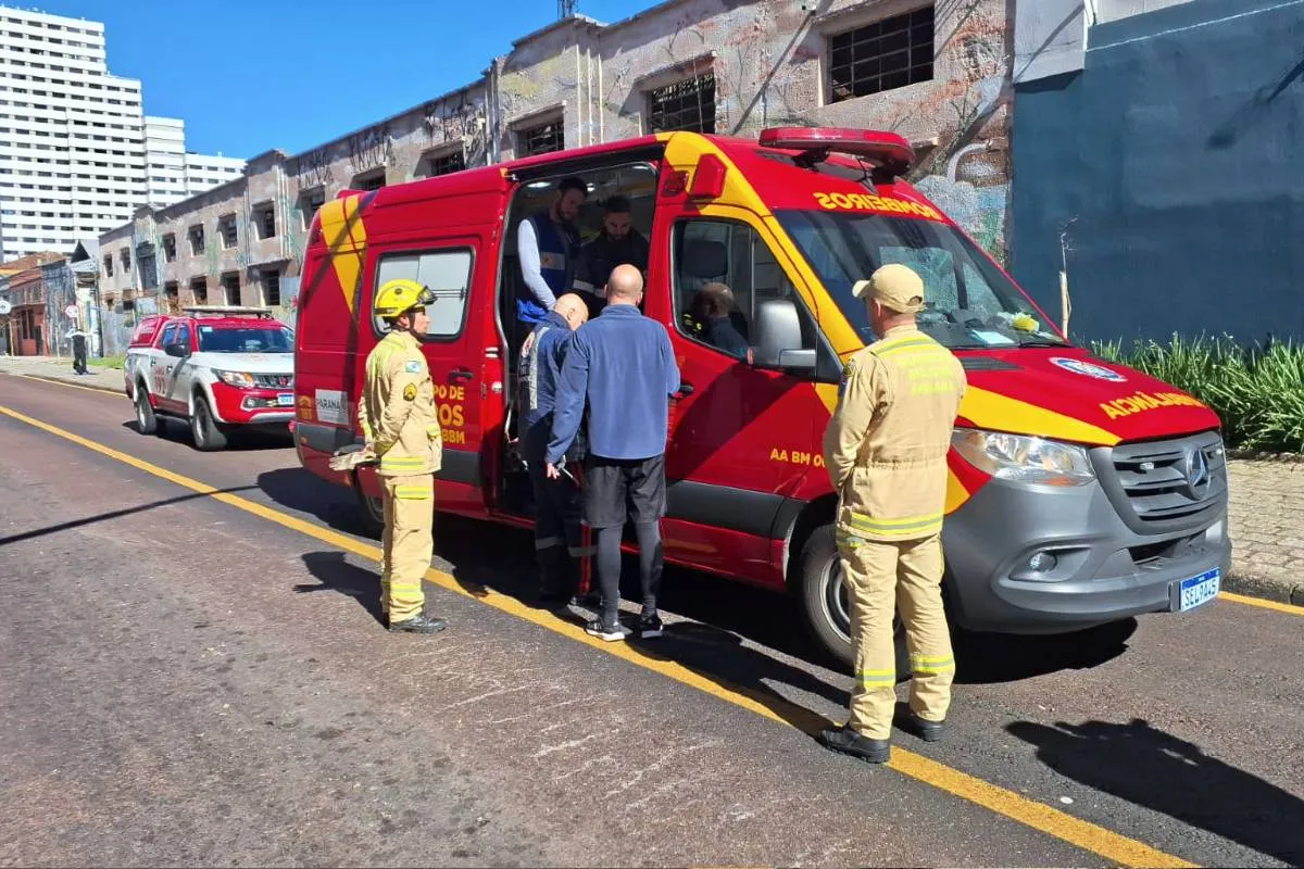 Imagem mostra uma ambulância em uma rua de Curitiba.