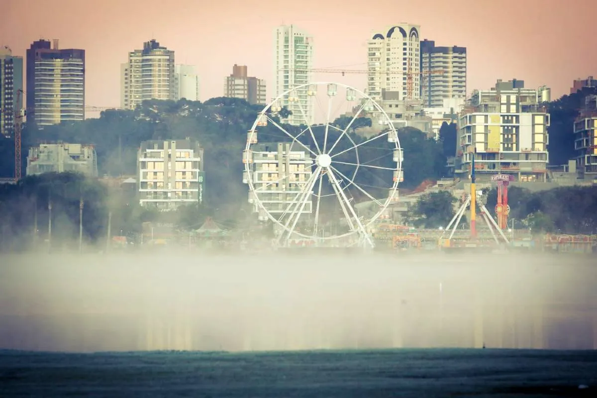 Imagem mostra registros de Geada em Curitiba, no Parque Barigui.