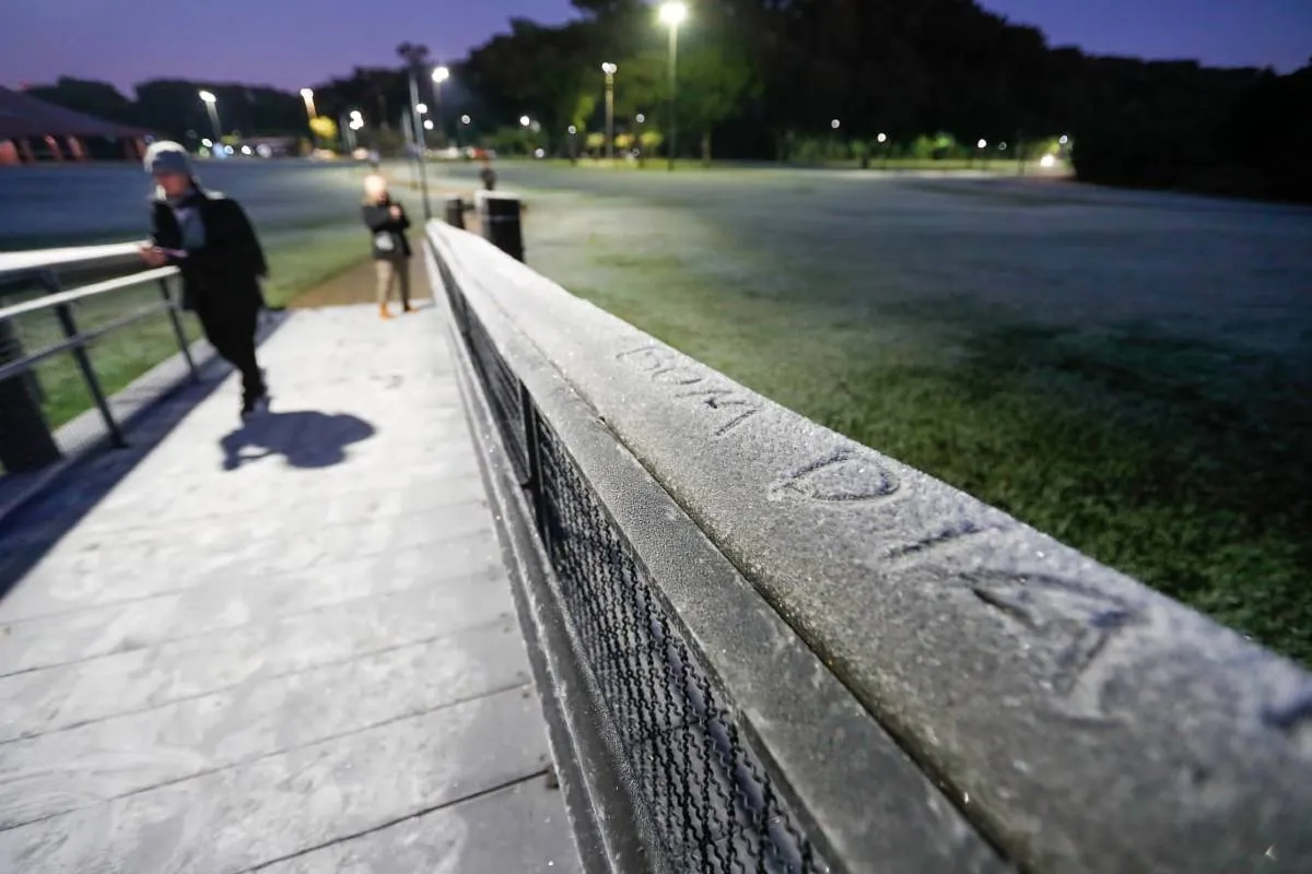 Imagem mostra registros de Geada em Curitiba, no Parque Barigui.