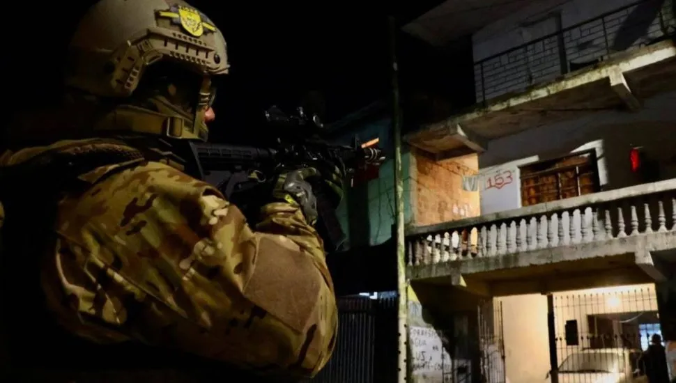 Imagem mostra um policial super paramentado em uma operação contra o tráfico em Curitiba