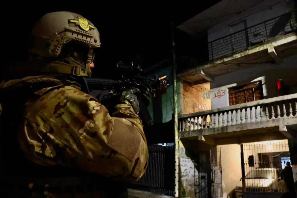 Imagem mostra um policial super paramentado em uma operação contra o tráfico em Curitiba