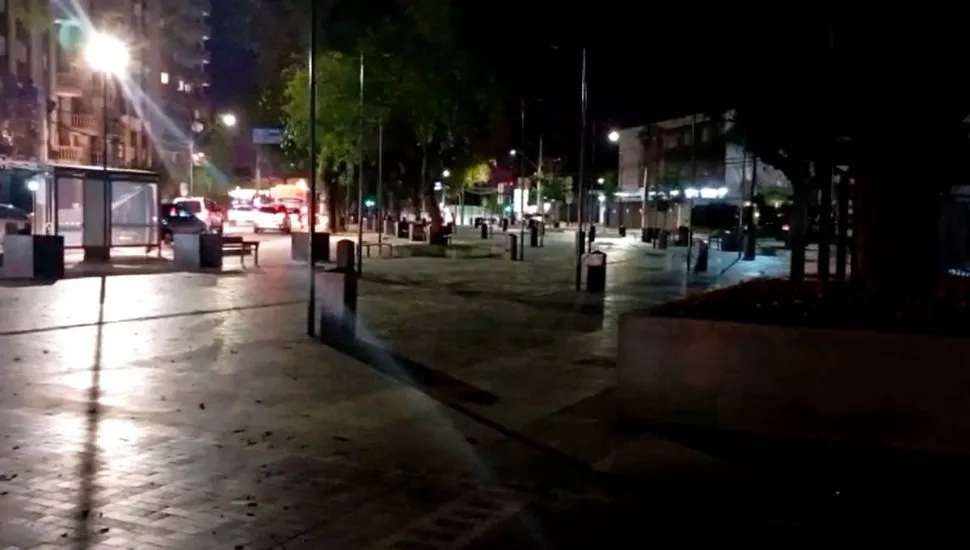 Imagem mostra ama praça recém inaugurada às escuras em Curitiba.