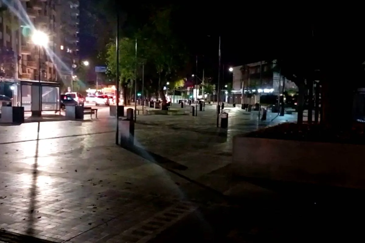 Imagem mostra ama praça recém inaugurada às escuras em Curitiba.