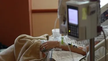 Mulher internada na UTI.