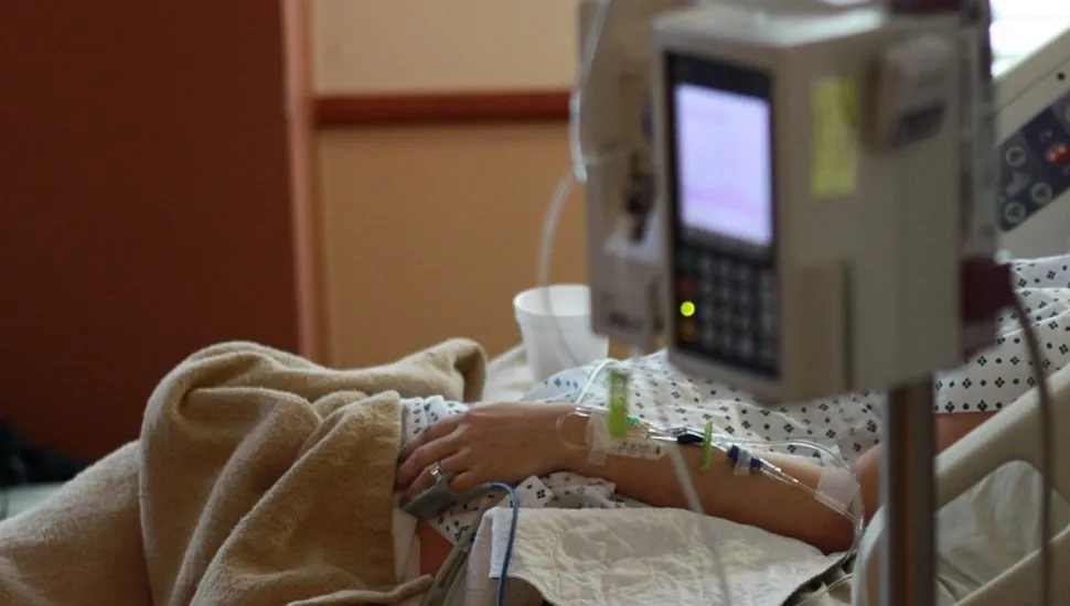 Mulher internada na UTI.