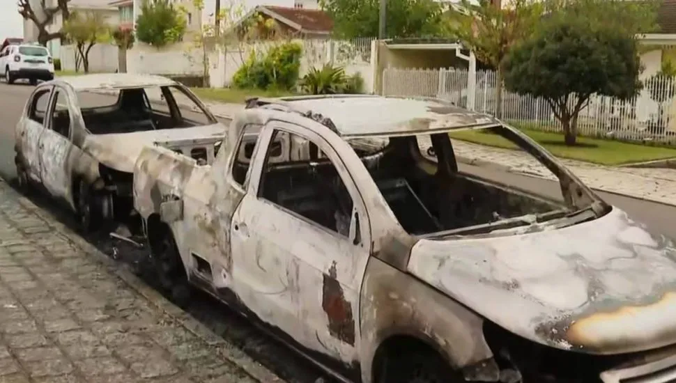 Dois carros incendiados seguiam estacionados neste sábado em uma rua do bairro Guabirotuba
