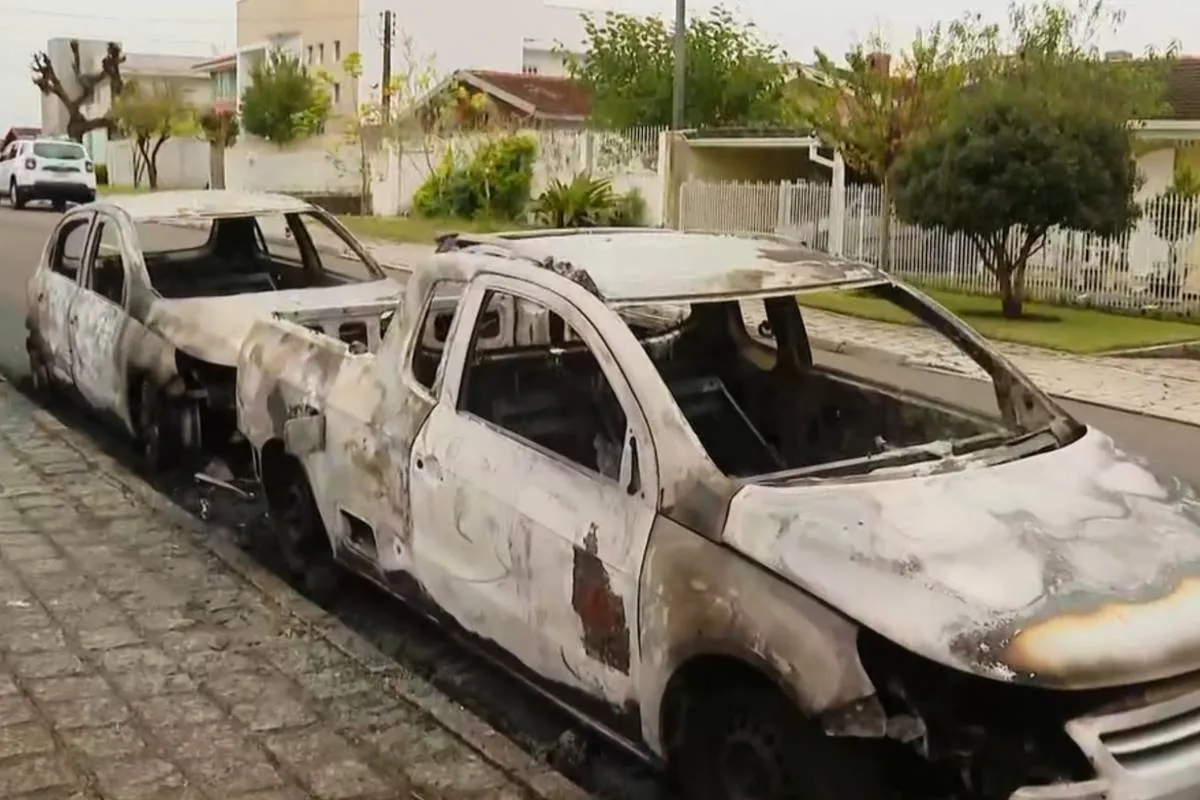 Dois carros incendiados seguiam estacionados neste sábado em uma rua do bairro Guabirotuba