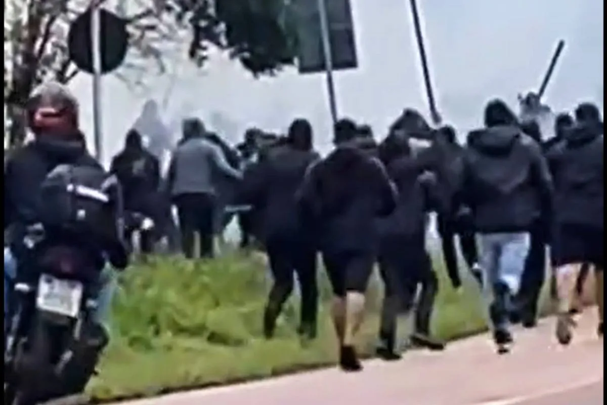 Imagem mostra a briga entre torcedores em Curitiba antes do clássico Atletiba.