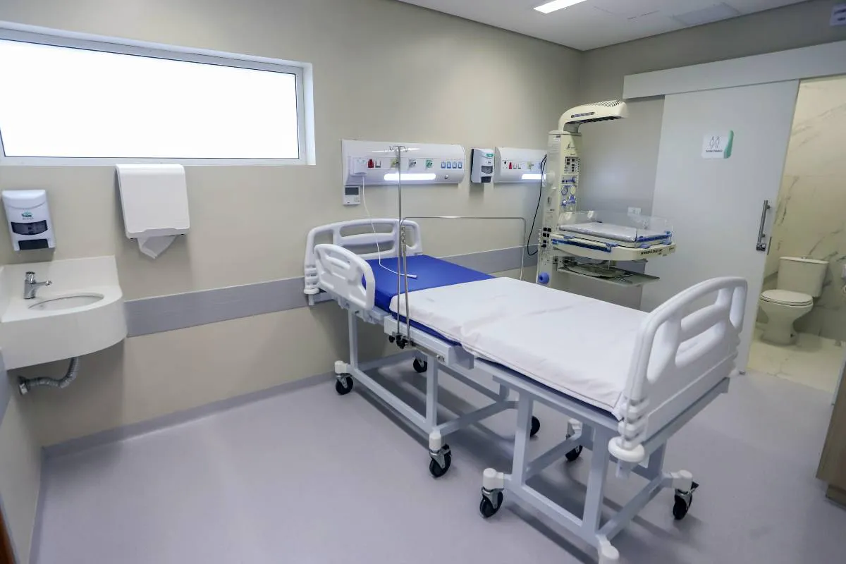 Imagem mostra um leito em uma nova maternidade de Curitiba