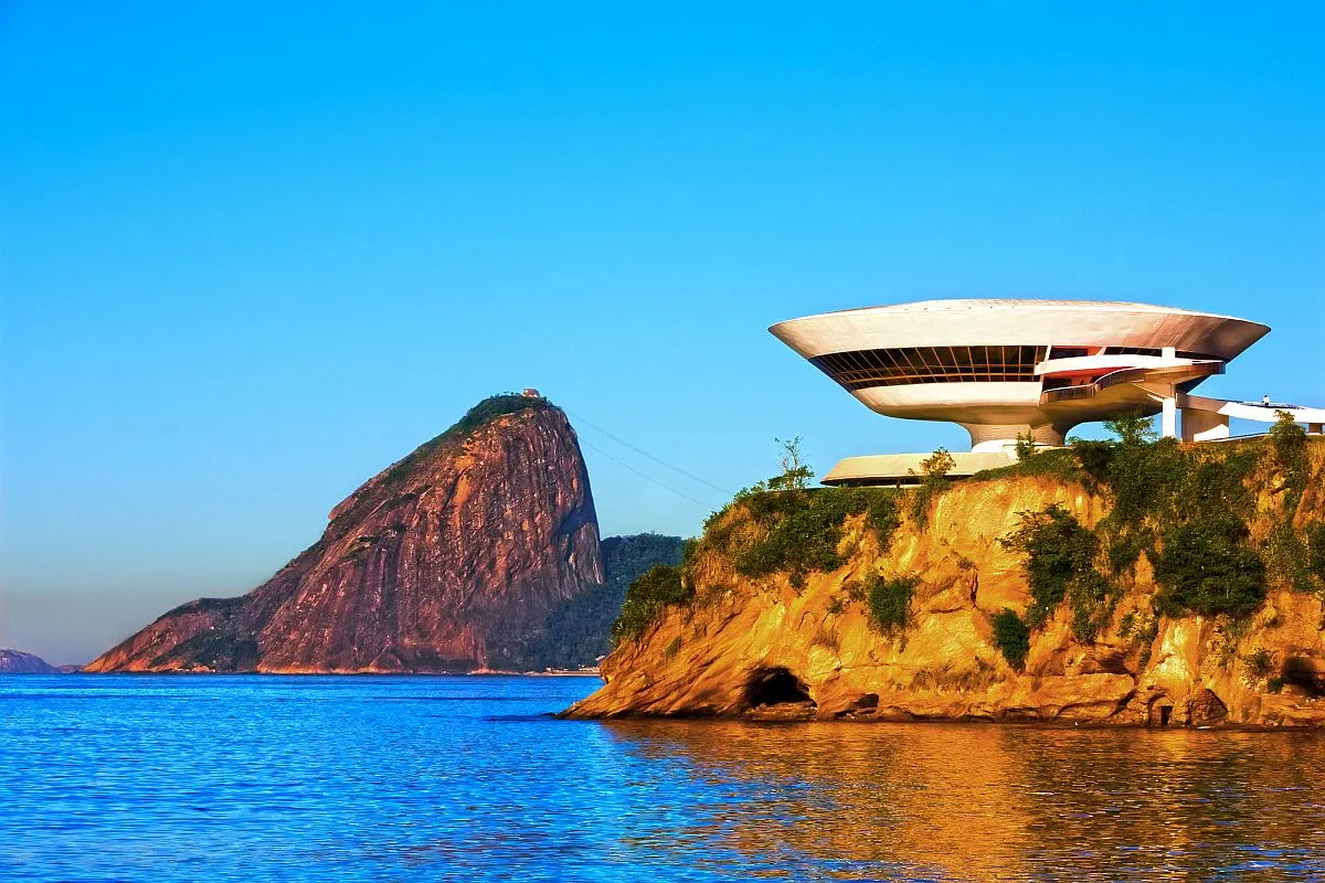 Em primeiro plano está o museu desenhado por Oscar Niemeyer, com o Pão de Açucar ao fundo