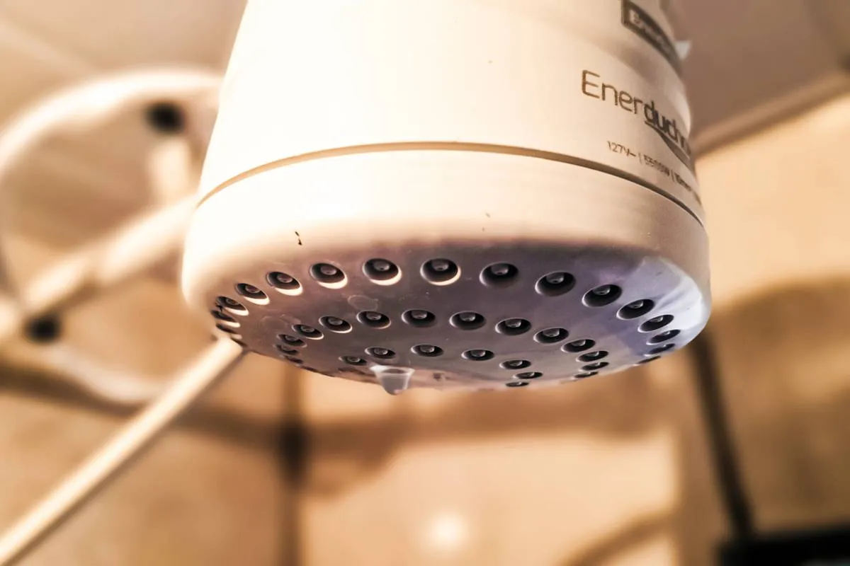 Imagem mostra um chuveiro sem água em Curitiba.