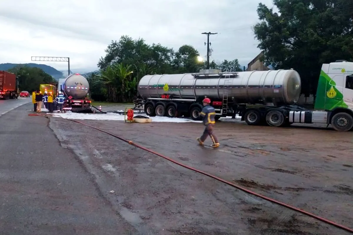 Imagem mostra um local de acidente na BR-277