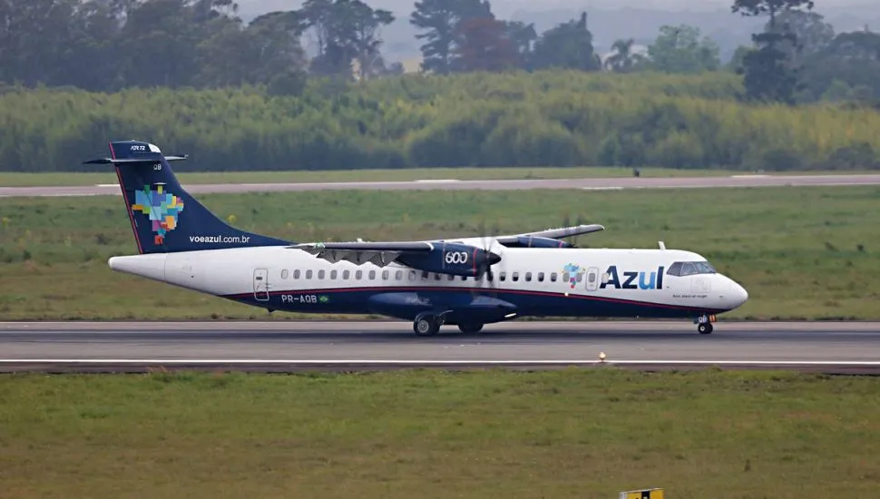 Imagem mostra um avião da Azul taxiando em uma pista de aeroporto.