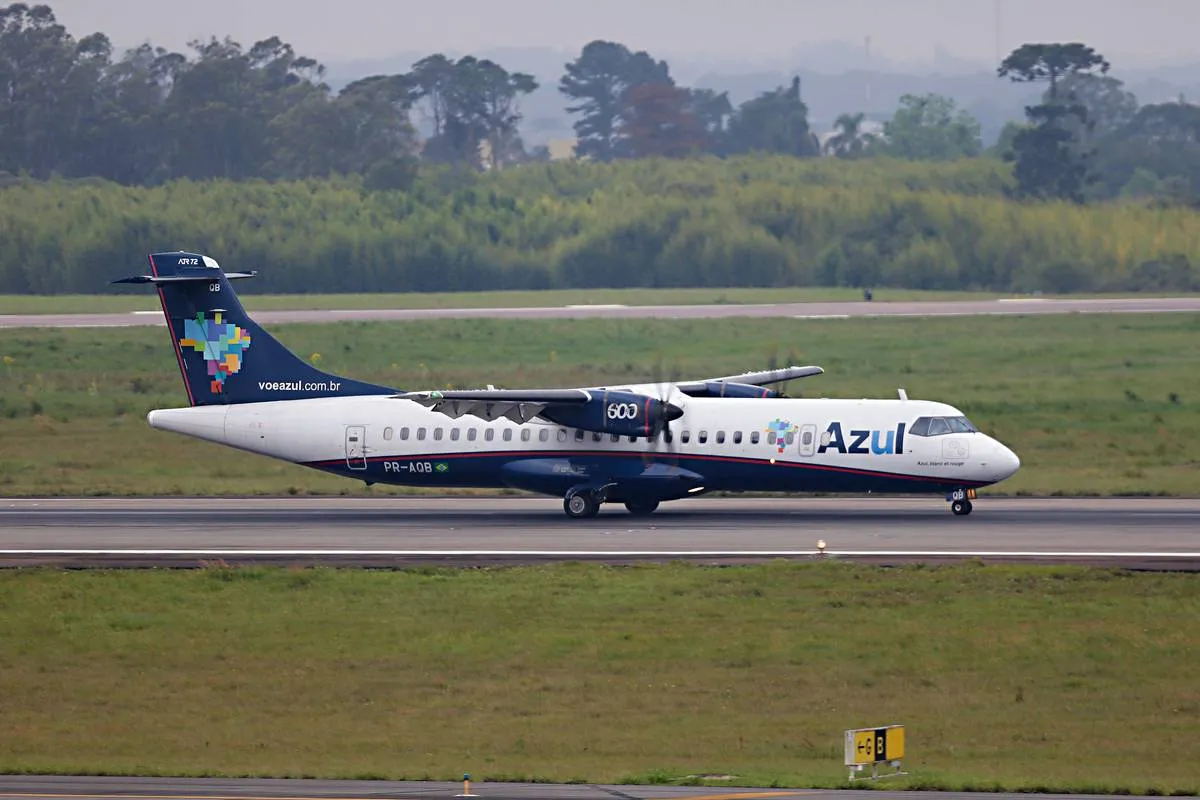 Imagem mostra um avião da Azul taxiando em uma pista de aeroporto.