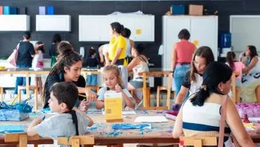 Imagem mostra crianças brincando em uma atividade no Mon