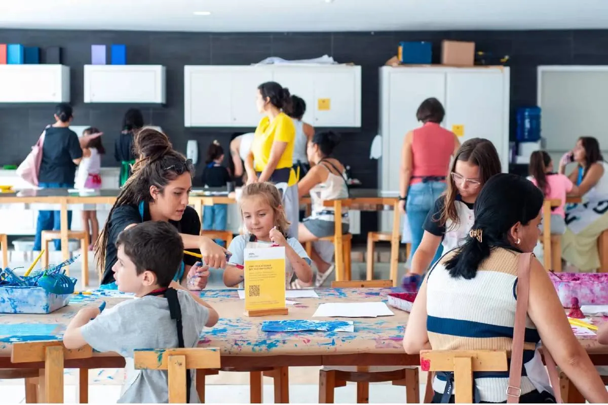 Imagem mostra crianças brincando em uma atividade no Mon